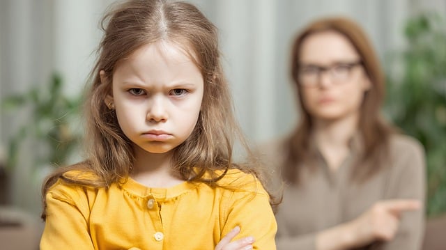 Madre estresada con libros de crianza