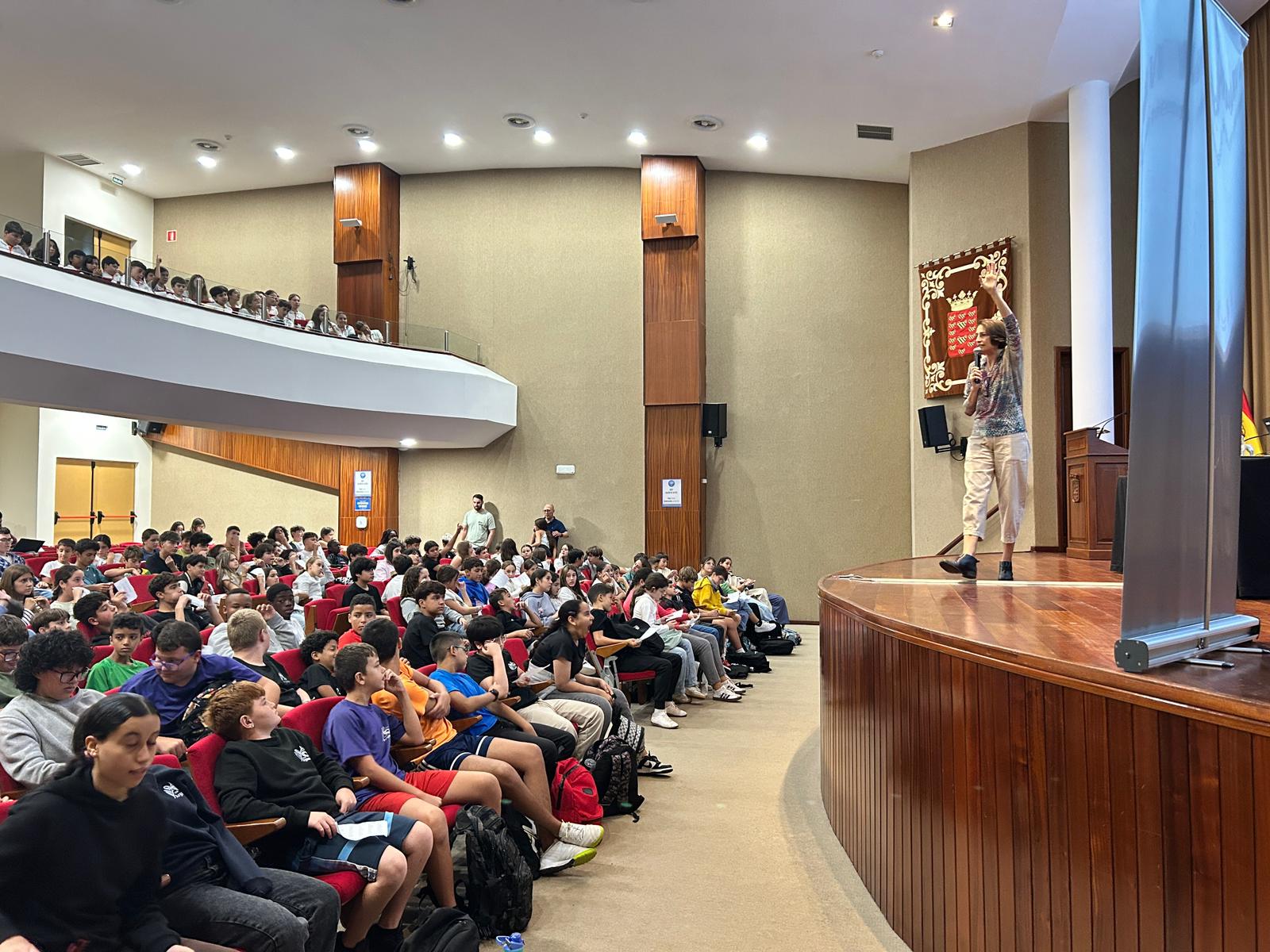 Luciana Fonseca durante la charla sobre Comunicación NoViolenta